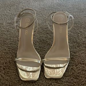 New Boohoo gold strappy sandals size 7 no box